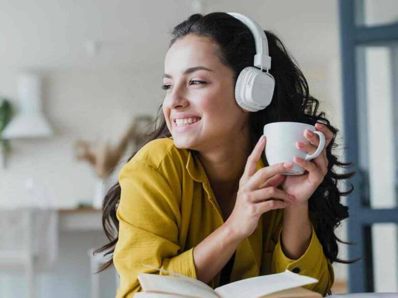 women drinking coffe